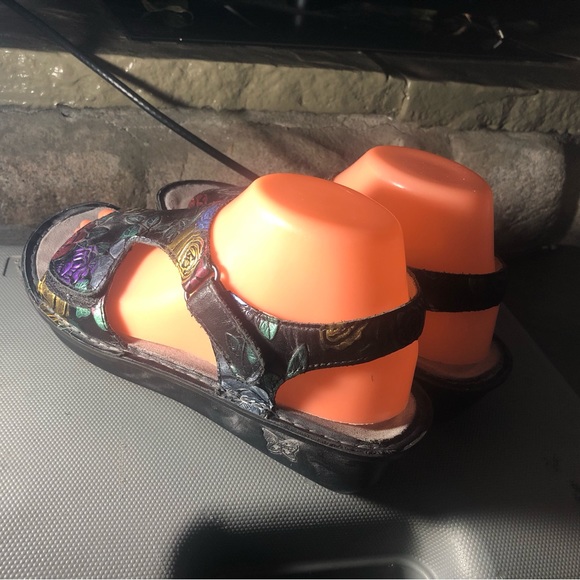 Alegria VIK-839 women's multi color embossed leather sandal Size 38/7.5US - Picture 9 of 14